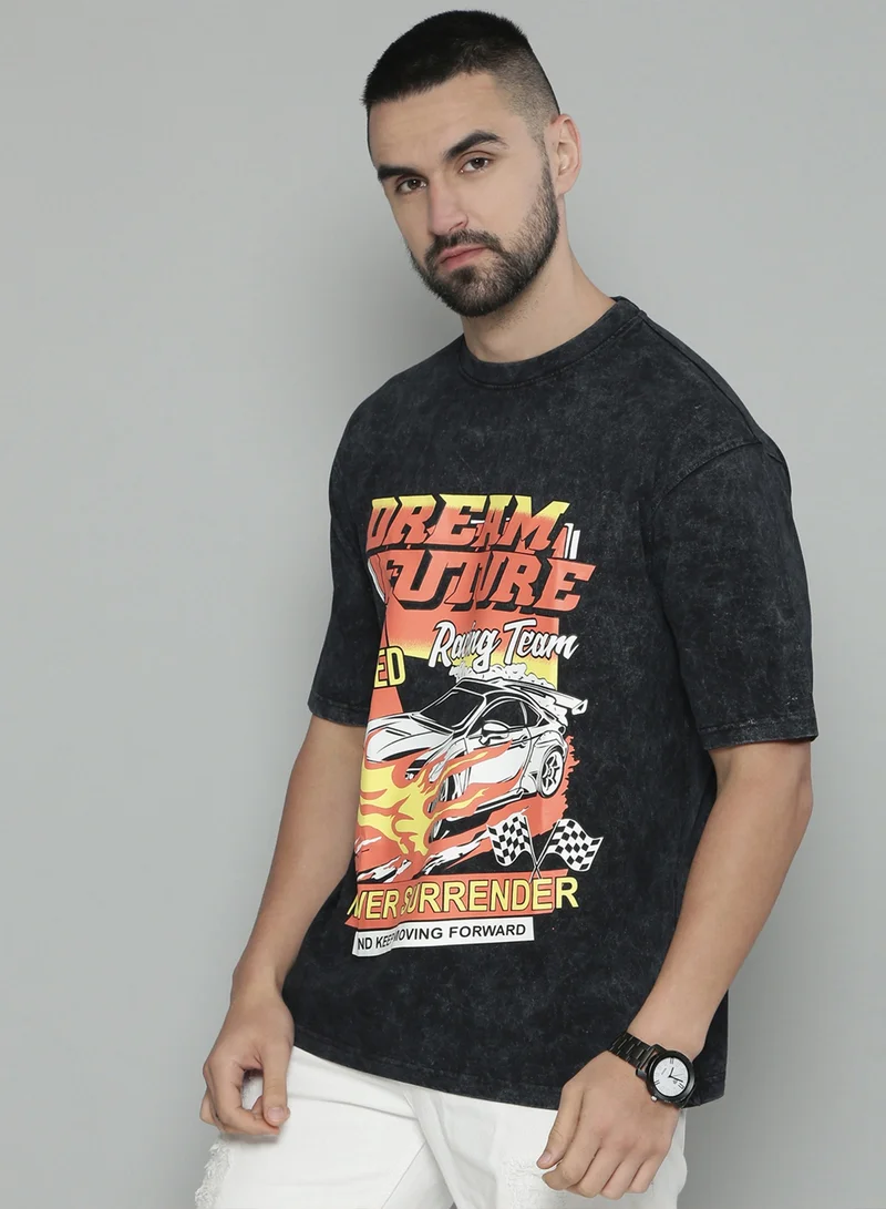 مانياك تيشيرت رجالي أسود قطن واسع بطباعة سباق سيارات وأكمام 3/4