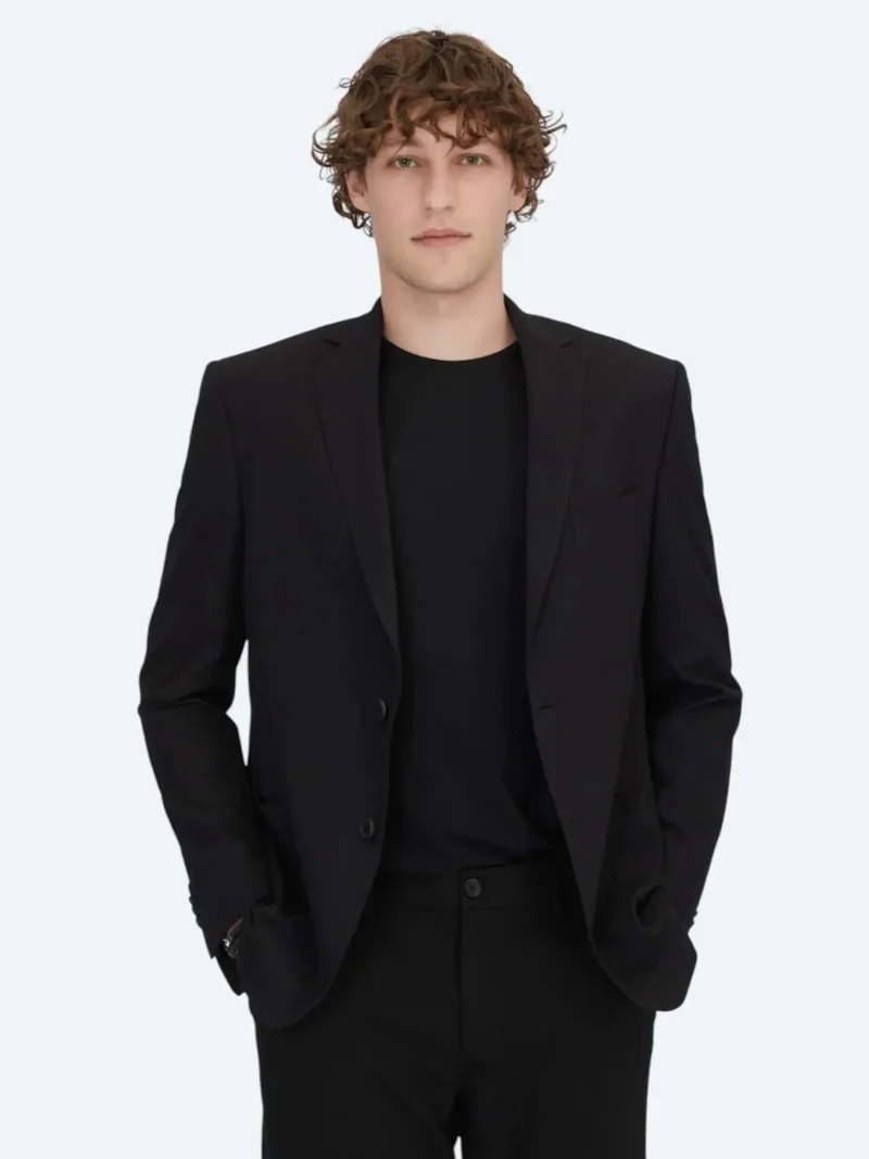 كيب جاكيت أسود منقوش بقصة عادية