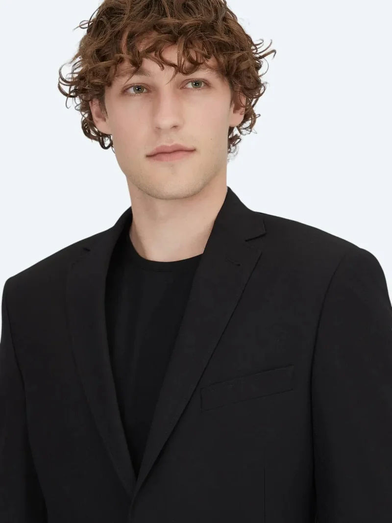 كيب جاكيت أسود منقوش بقصة عادية