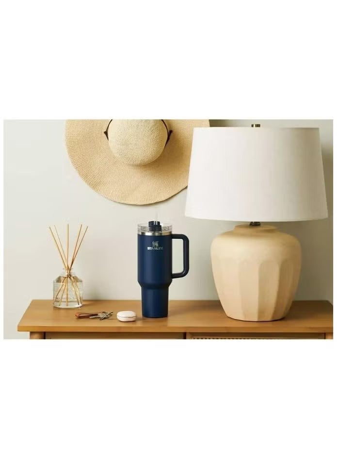 ستانلي مج ستانلي كوينشر H2.0 الأصلي 40 أونصة - أزرق | كوب ستانلي حراري ستانلس ستيل | مج استانلي المطور فلو ستيت بمقبض وشاليموه | مج حراري يحفظ البرودة لـ 11 ساعة والمثلجات لـ يومين - Image 2