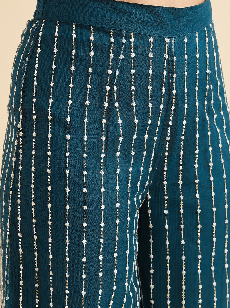 بانيت طقم متناسق (Co-ord Set) بلوزة قصيرة مطرَّزة من قماش الشبك (Net) مع بنطلون بالازو - Image 4