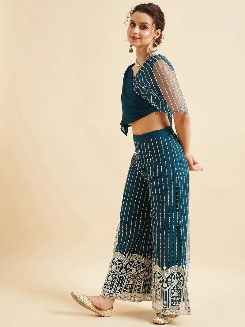 بانيت طقم متناسق (Co-ord Set) بلوزة قصيرة مطرَّزة من قماش الشبك (Net) مع بنطلون بالازو