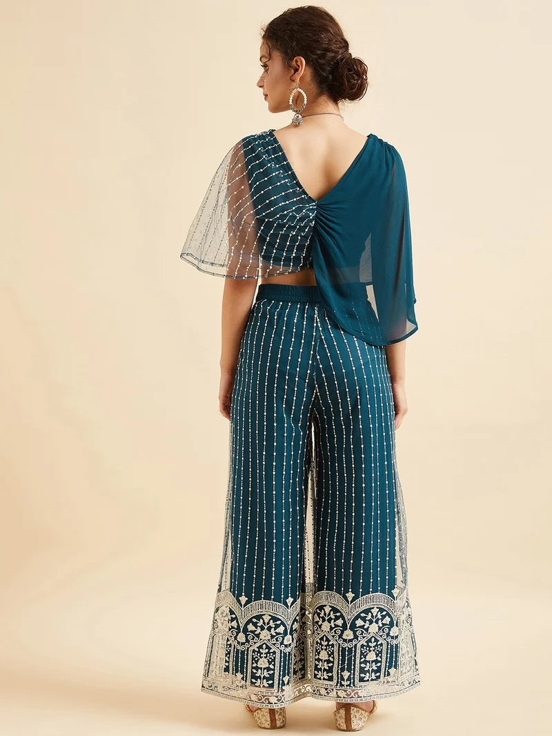 بانيت طقم متناسق (Co-ord Set) بلوزة قصيرة مطرَّزة من قماش الشبك (Net) مع بنطلون بالازو