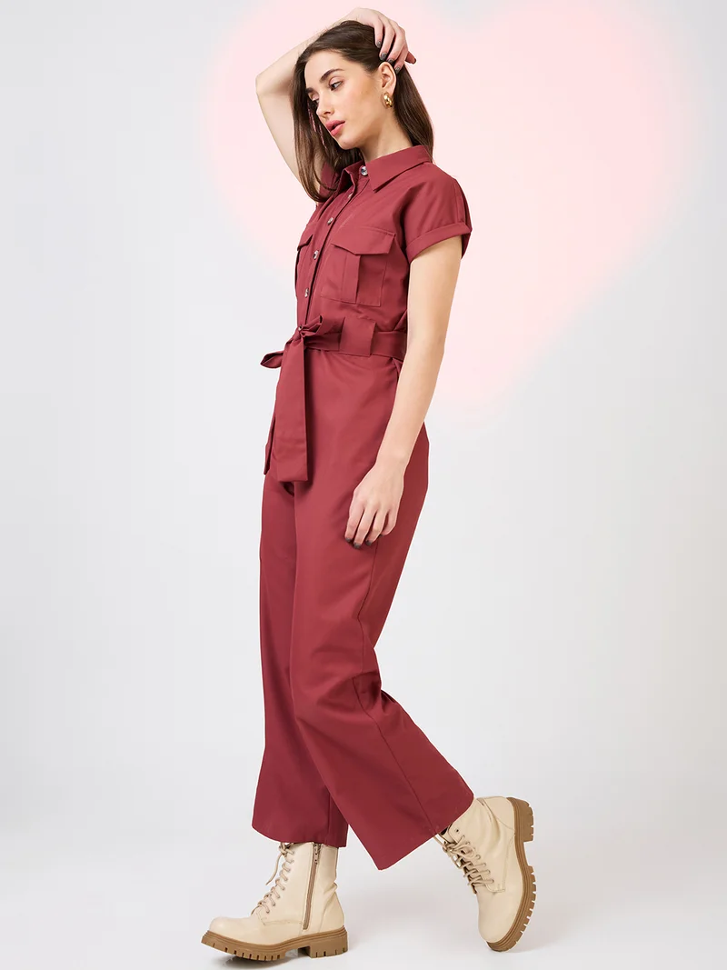 جلو باص جمبسوت نسائي بياقة قميص وأكمام ممتدة وجيوب أمامية وحزام من جلوبس