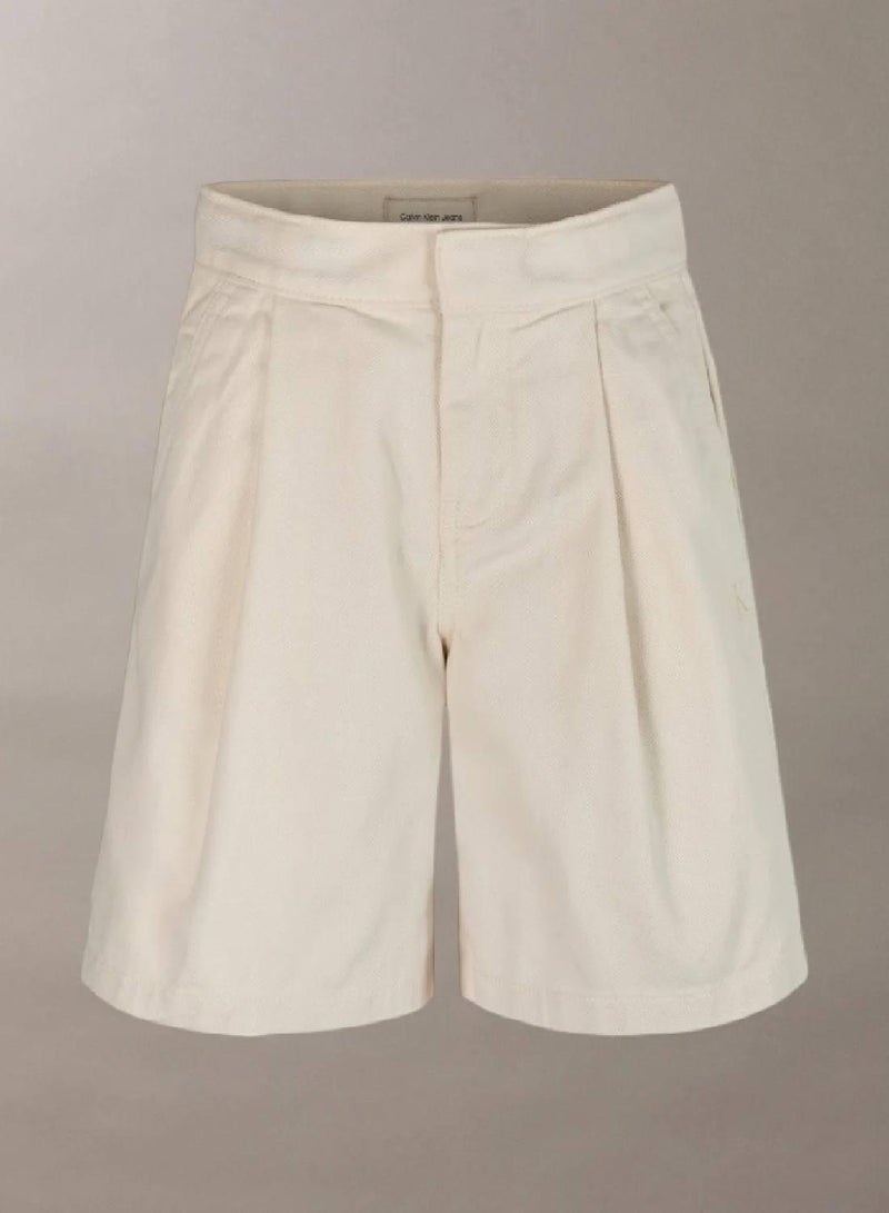 كالفن كلاين جينز شورت برمودا تشينو بقصة ضيقة من الأعلى وواسعة من الأسفل - Image 1