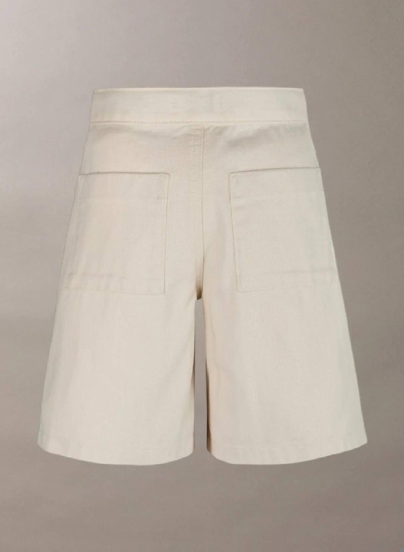 كالفن كلاين جينز شورت برمودا تشينو بقصة ضيقة من الأعلى وواسعة من الأسفل - Image 2