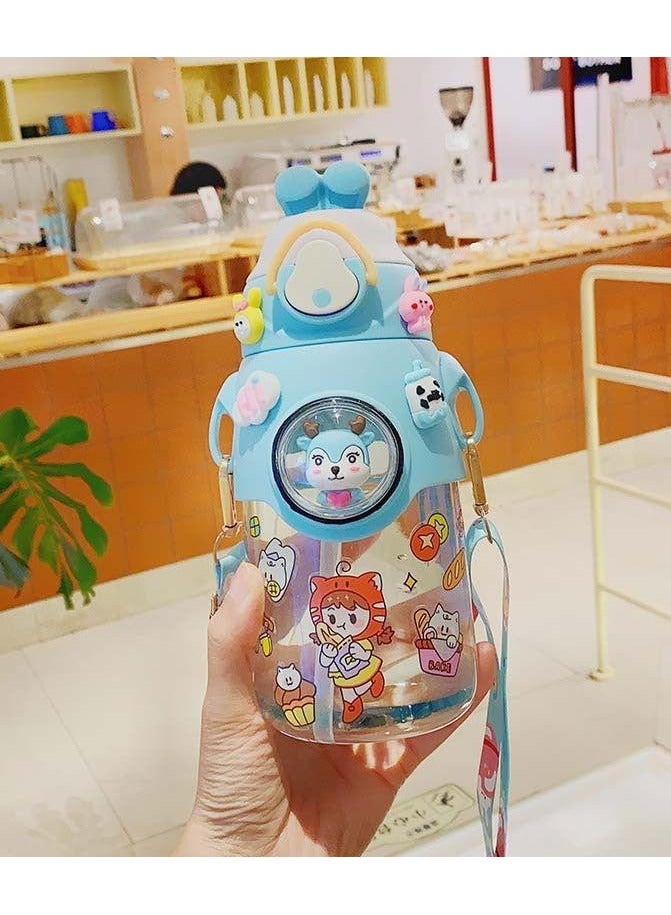 موبكوس زجاجة ماء كرتونية لطيفة للأطفال على شكل أرنب مع قشة وحزام قابل للتعديل، مادة التريتان الآمنة غذائيًا، فتح بزر واحد، محمولة، مانعة للتسرب، معزولة، خالية من البيسفينول، للأطفال والفتيات، للمدرسة والسفر،  مل أزرق - Image 3