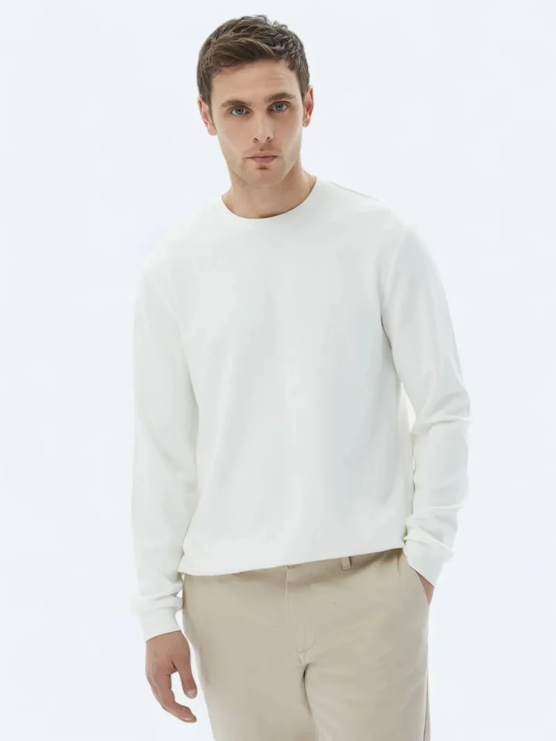 كيب سويت شيرت أبيض برقبة دائرية