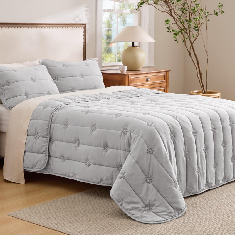 Bedsure Queen Size Quilt Sets â€“ Ultra Soft Cloud Quilt, Lightweight Bedspread Coverlet with 2 Pillow Shams, Breathable & Cozy Bedding for All Season, Light Grey, 3 Piece (90x96 Inches) - Image 2