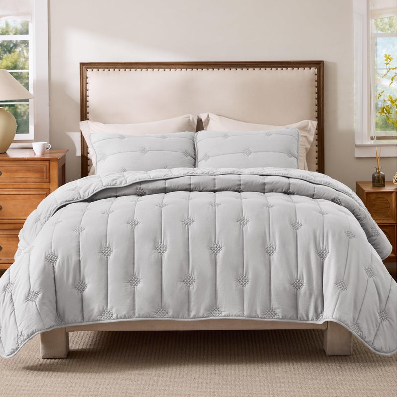 Bedsure Queen Size Quilt Sets â€“ Ultra Soft Cloud Quilt, Lightweight Bedspread Coverlet with 2 Pillow Shams, Breathable & Cozy Bedding for All Season, Light Grey, 3 Piece (90x96 Inches) - Image 1