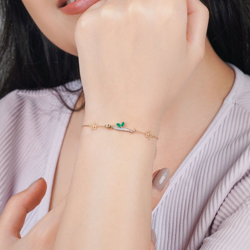 Jawhara Jewellery سوار من الذهب الأصفر عيار 18 للنساء، حرف عربي "ألف" بخط اليد مع ألماس طبيعي وأحجار كالسيدون الأخضر، مجموعة هروفى للمجوهرات الفاخرة من مجوهرات جوهرة - Image 2