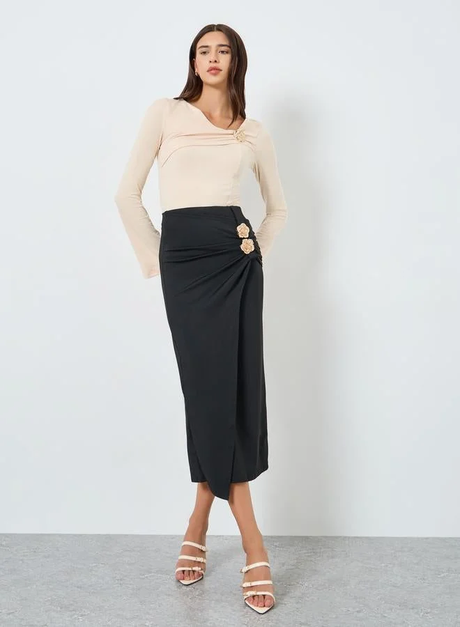 تايك تو بلوزة ضيقة بكشكش وتفاصيل زهور معدنية