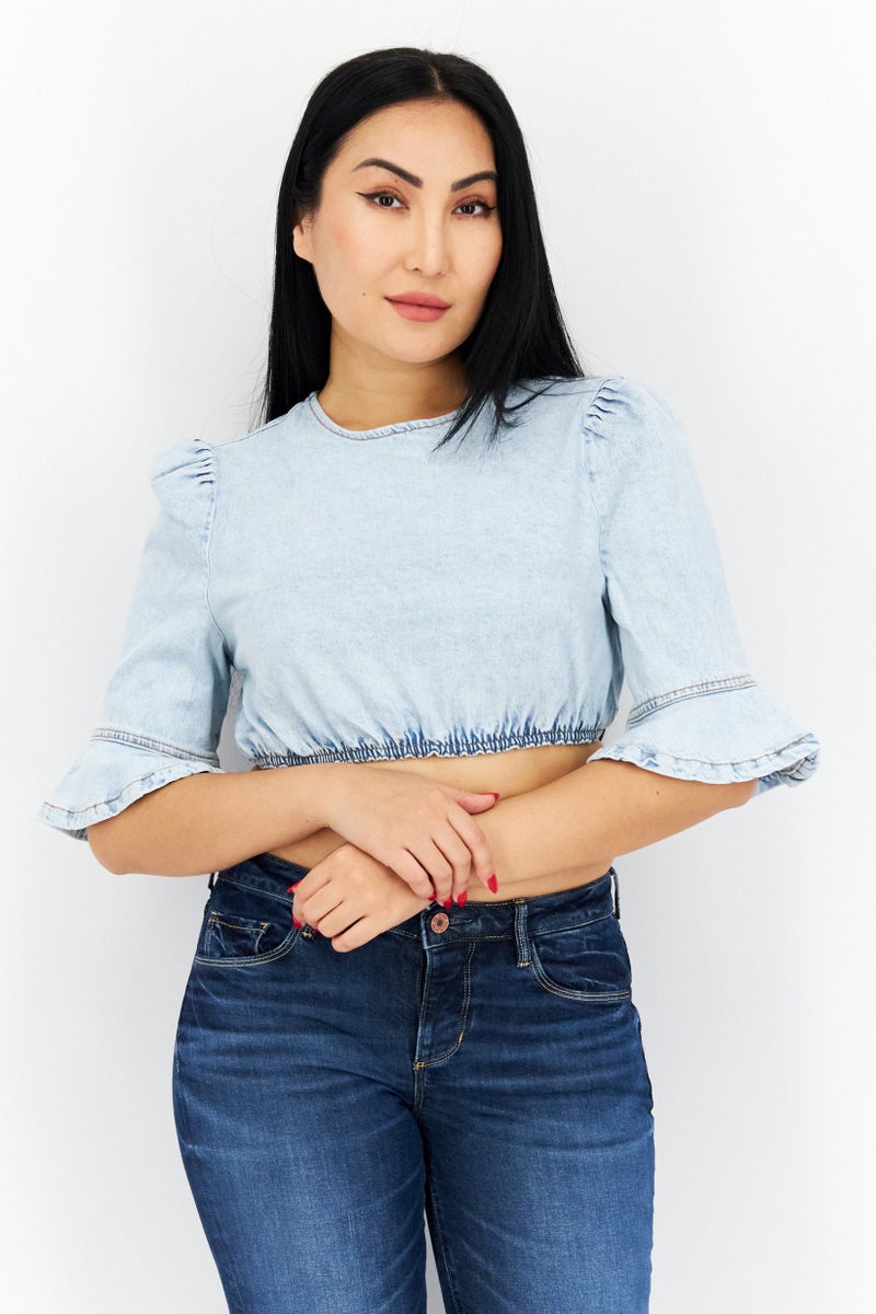 Weworewhat بلوزة دنيم مغسولة بأكمام 3/4 للنساء، زرقاء - Image 1