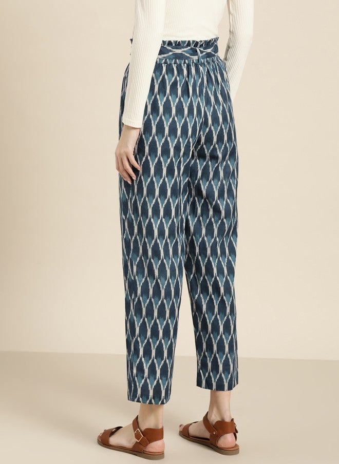 ساسافراس بنطلون نسائي قصير بطبعة إيكات أزرق داكن وأبيض مائل للصفرة - Image 3