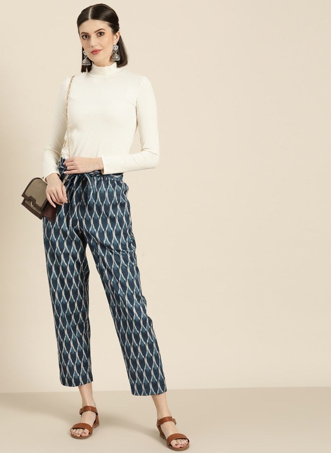 ساسافراس بنطلون نسائي قصير بطبعة إيكات أزرق داكن وأبيض مائل للصفرة - Image 4