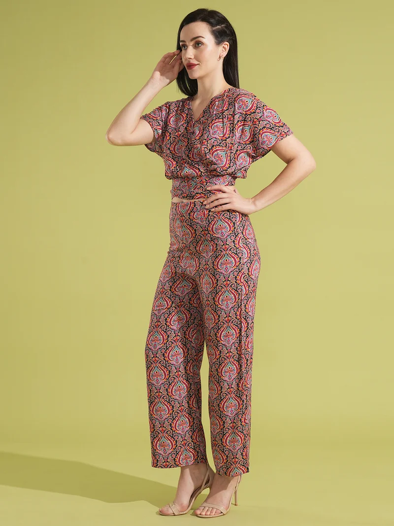 جلو باص طقم نسائي بلوزة بياقة على شكل حرف  مطبوعة بالزهور مع بنطلون