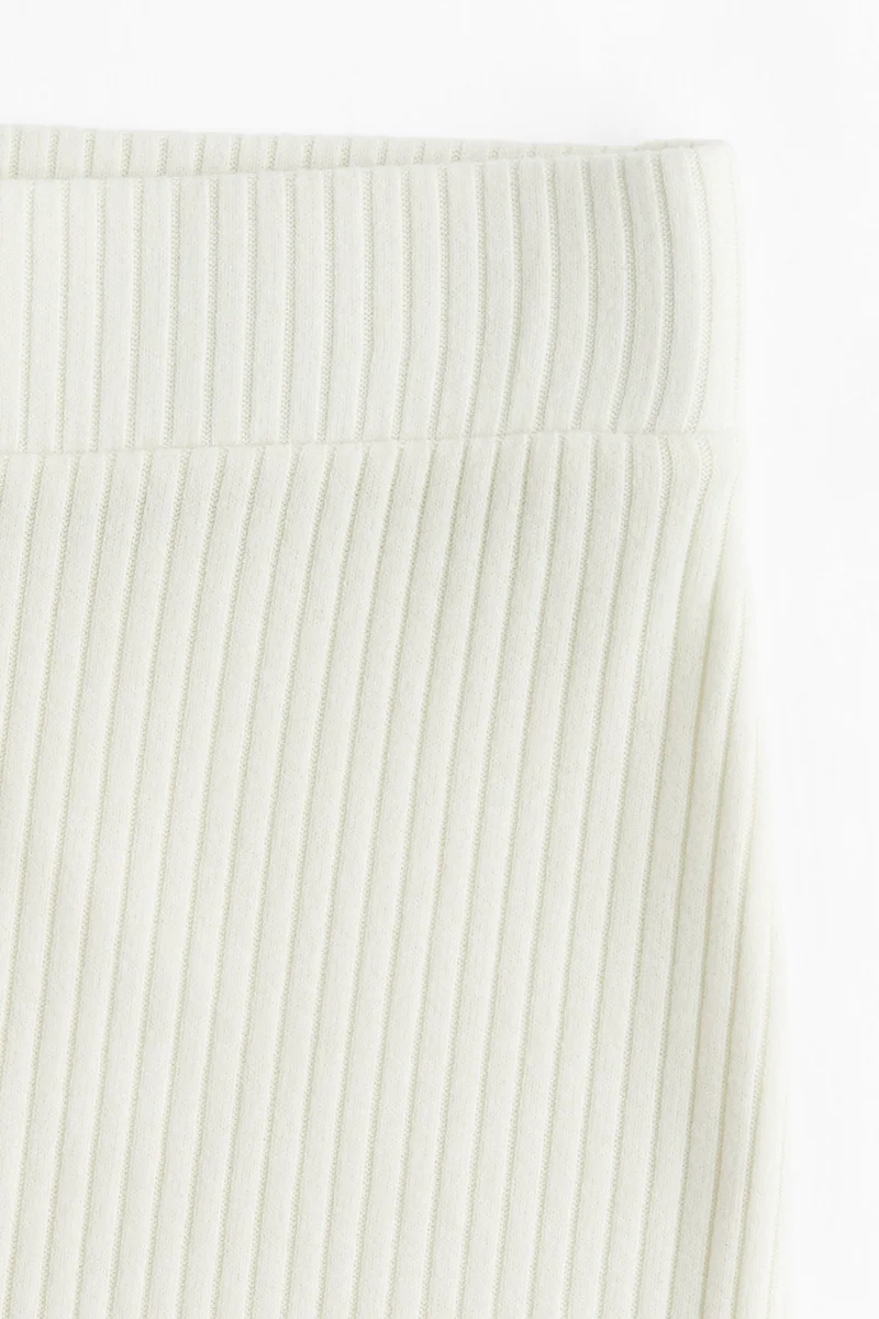 اتش اند ام بنطلون بحافة سفلية مشقوقة وتصميم مرن