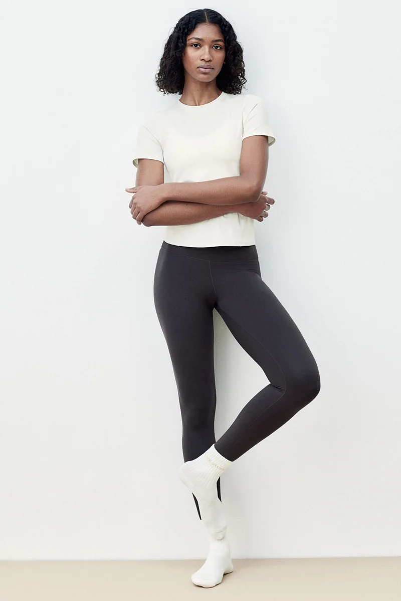 اتش اند ام بلوزة رياضية من قماش دراي موف