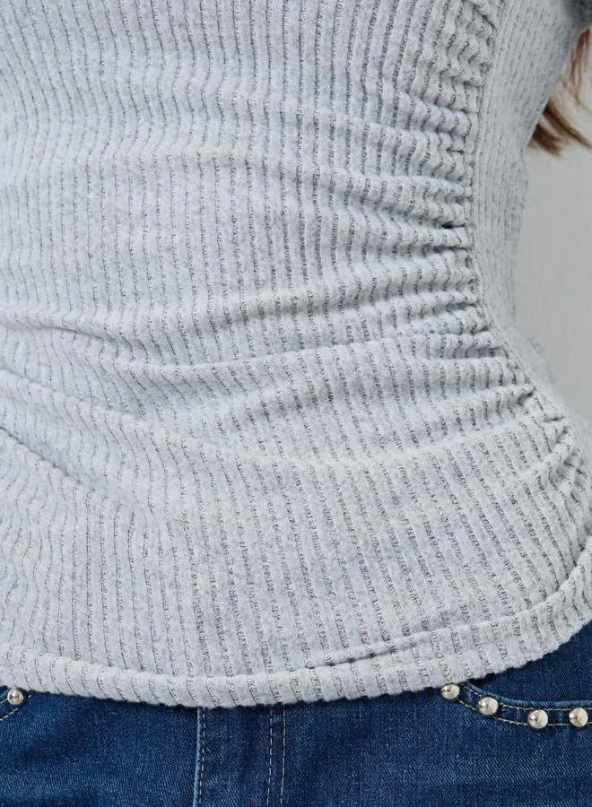 تايك تو بلوزة مضلعة بياقة ملتفة بلون رمادي