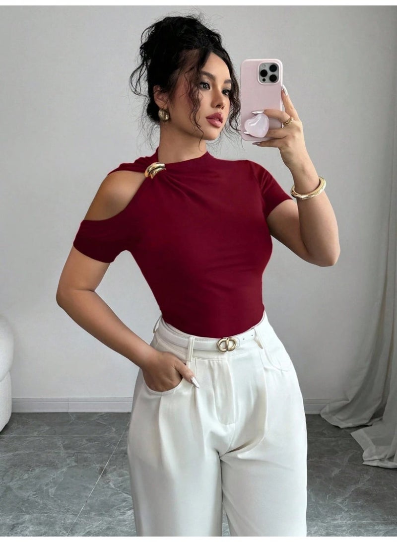 شي إن تيشيرت نسائي عصري بأكمام قصيرة ولون سادة، مزين بزخارف معدنية على الكتف. - Image 1