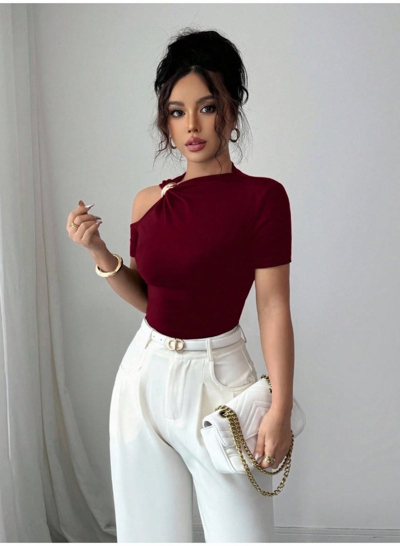 شي إن تيشيرت نسائي عصري بأكمام قصيرة ولون سادة، مزين بزخارف معدنية على الكتف. - Image 4
