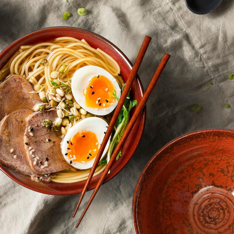 NUTRIUPS مجموعة أطباق رامين سيراميك NUTRIUPS بقطر 8 بوصات - 2 طبق فوه 40 أونصة - أطباق نودلز يابانية أودون مع ملاعق وعيدان تناول الطعام باللون الأحمر العقيق - Image 3