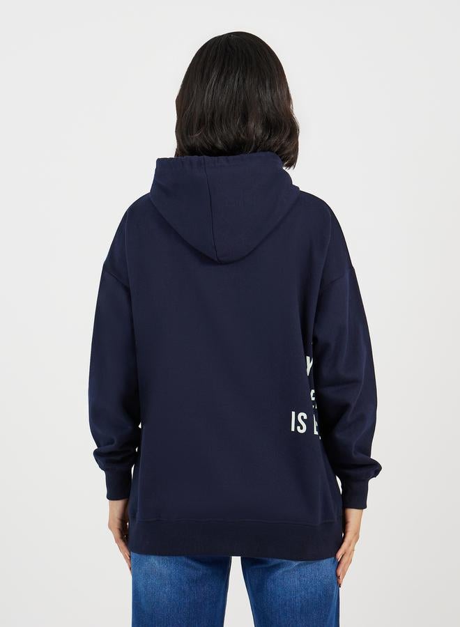 ستايلي هودي بقصة فضفاضة وطبعة كتابة - Image 5