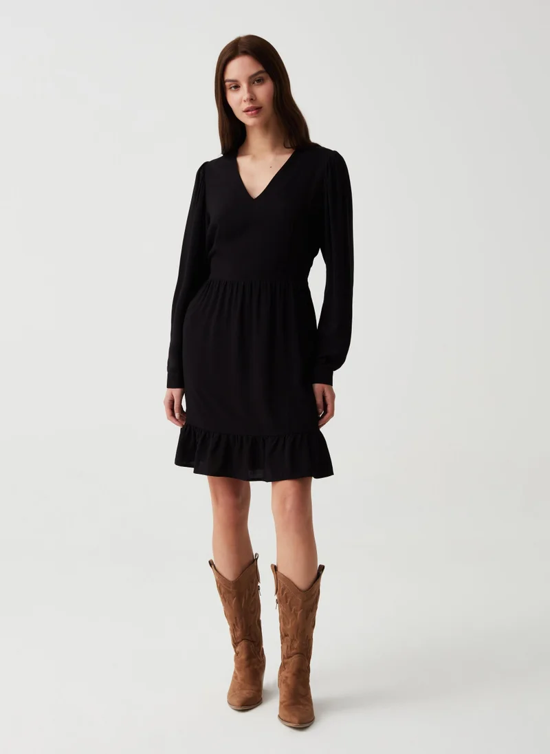 او في اس Short dress in viscose with V neck