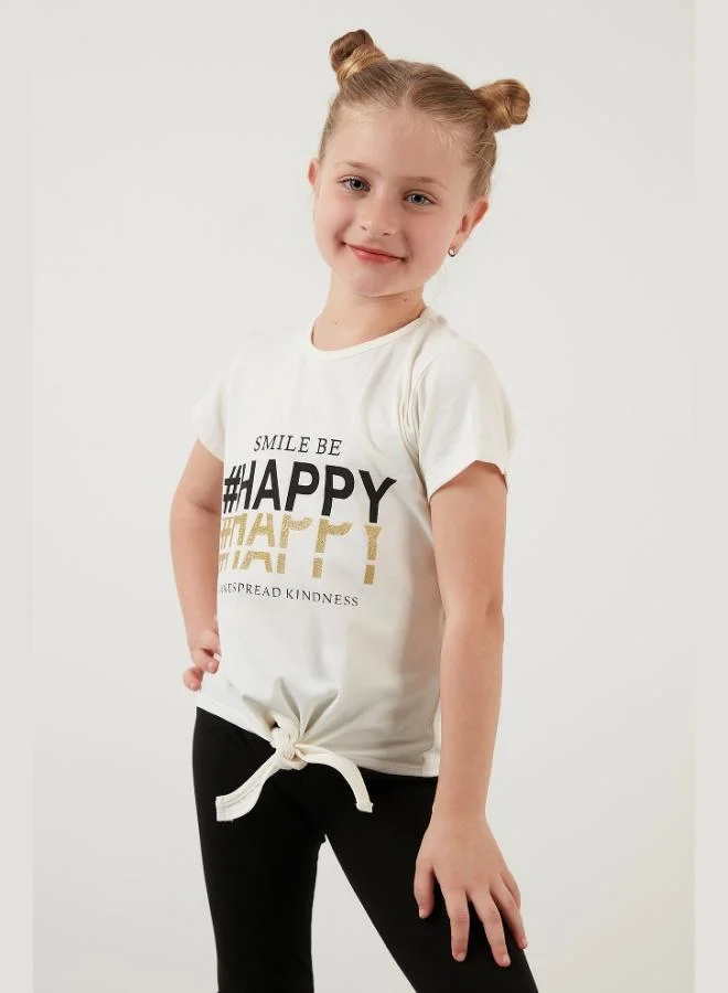 ليلا تيشيرت قطن بطبعة ليلى بتفاصيل ربطة وياقة دائرية للبنات