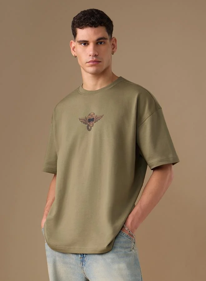 ذا سوليد ستور تيشيرت بقصة واسعة بطبعة جرافيك للرجال