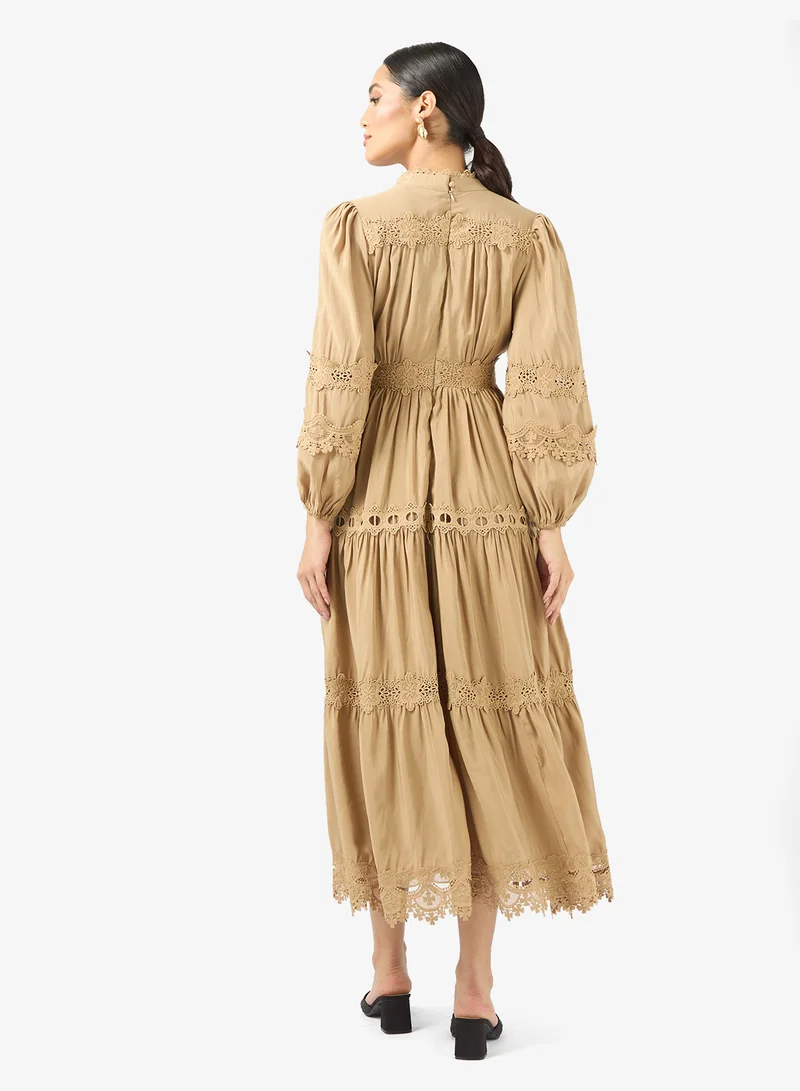 خزانة فستان بفتحات دانتيل متدرجة