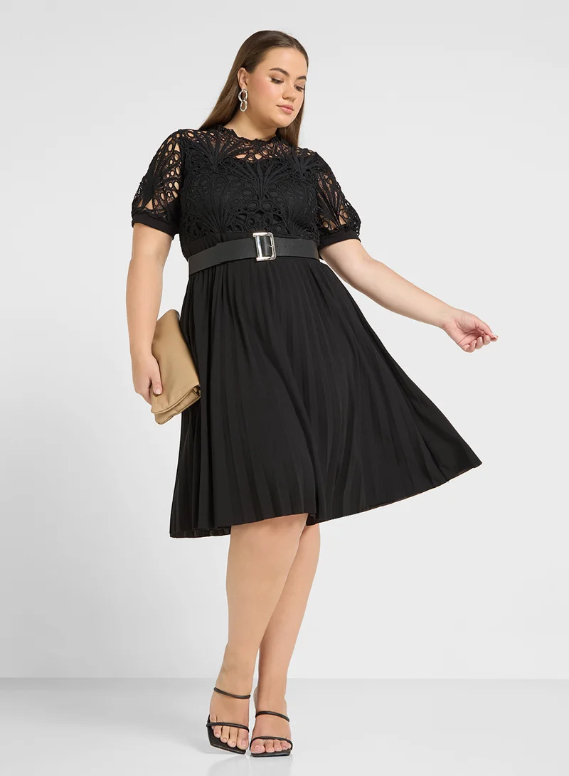 ايلا بلس Lace Bodice Pleated Dress