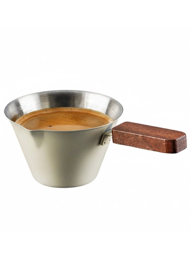 كوب معياري من الستانلس ستيل باللون البيج سعة 100 مل بمقبض خشبي وتدريج داخلي لقياس وصب القهوة والصوصات بدقة بتصميم أنيق ومتعدد الاستخدامات - Image 1
