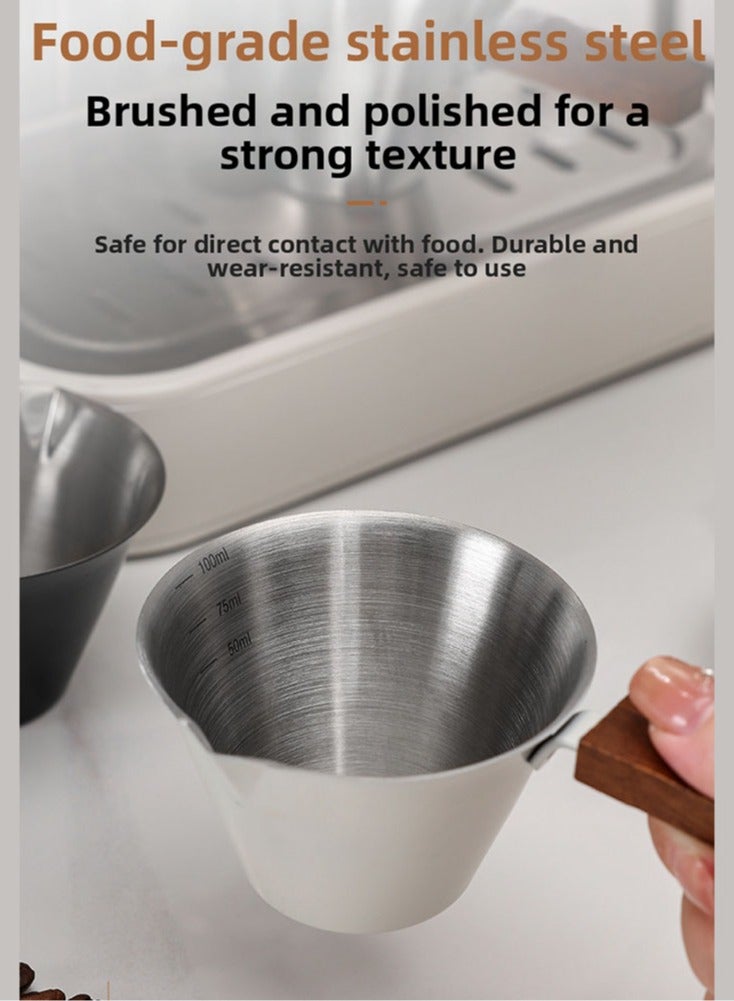 كوب معياري من الستانلس ستيل باللون البيج سعة 100 مل بمقبض خشبي وتدريج داخلي لقياس وصب القهوة والصوصات بدقة بتصميم أنيق ومتعدد الاستخدامات - Image 5