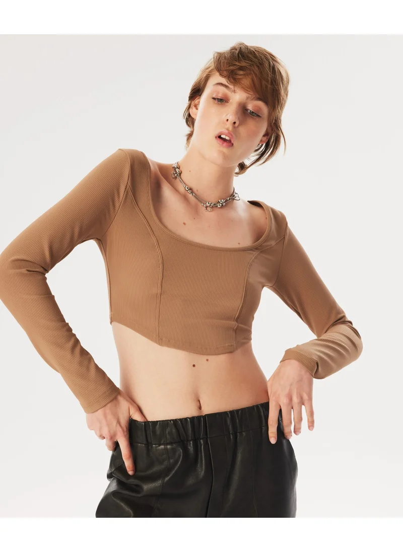 تويست Long Sleeve Crop T-Shirt