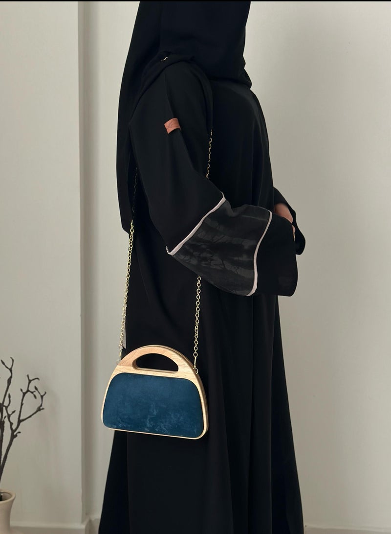 A handbag with a distinctive design with a wooden frame - Image 2