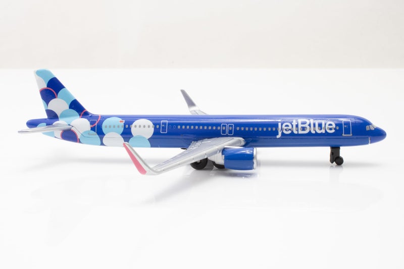 Daron 12-Piece jetBlue A321 Balloons Livery Airport Die-Cast Metal and Plastic Airplane, Vehicles, and Accessories Playset Toy and Collectible, for Age 3+ - Image 2