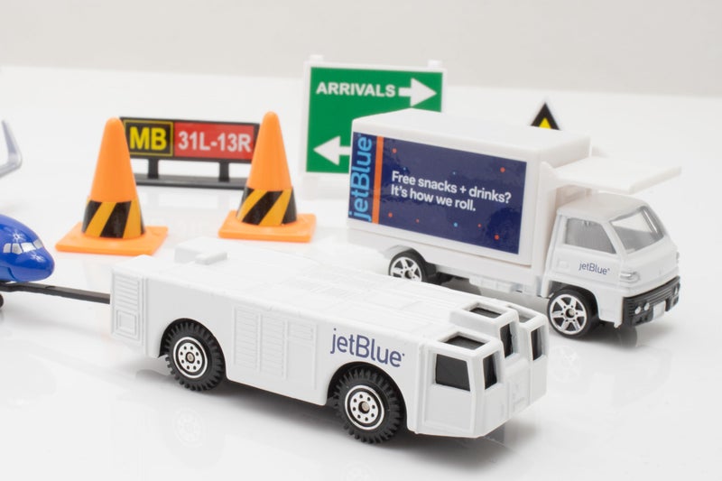 Daron 12-Piece jetBlue A321 Balloons Livery Airport Die-Cast Metal and Plastic Airplane, Vehicles, and Accessories Playset Toy and Collectible, for Age 3+ - Image 4