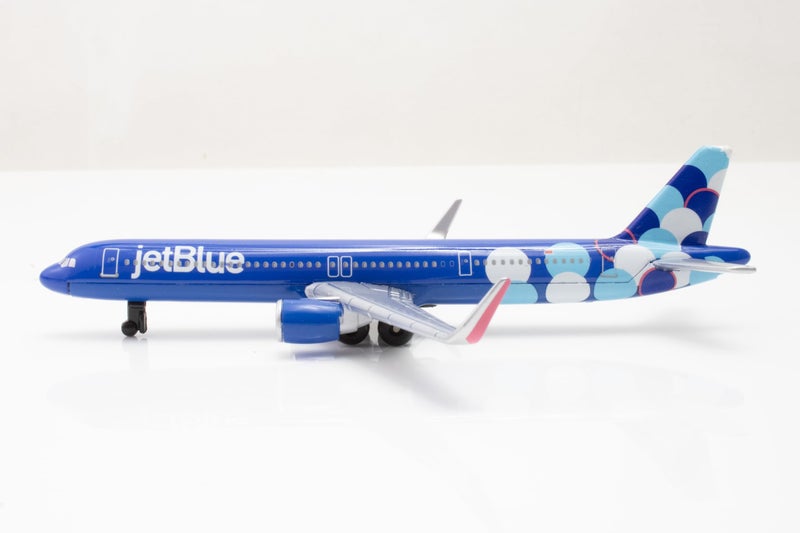 Daron 12-Piece jetBlue A321 Balloons Livery Airport Die-Cast Metal and Plastic Airplane, Vehicles, and Accessories Playset Toy and Collectible, for Age 3+ - Image 3