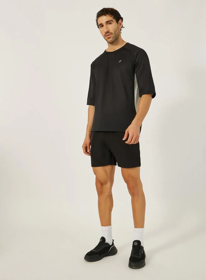 ستايلي اكتيف شورت تدريب بطبعات عاكسة مع جيوب