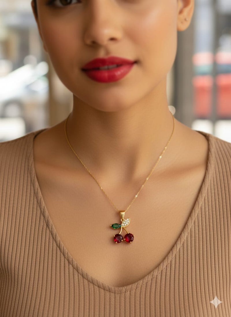 كوليه رقيق بسلسلة مطلية باللون الذهبي ، تحمل تعليقة كرز بلون أحمر ، وأحجار لامعة - مع أوراق صغيرة خضراء زاهية - قابلة للتعديل لتناسب طولكِ المفضل . - Image 4