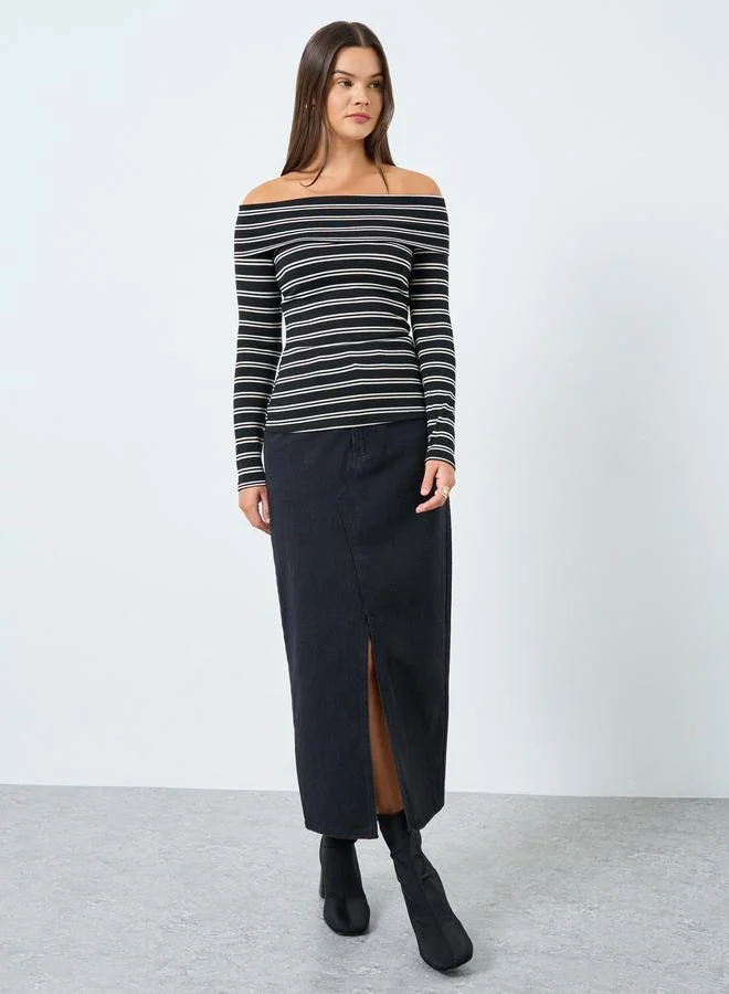 ستايلي بلوزة مخططة محبوكة بأكتاف مشكوفة