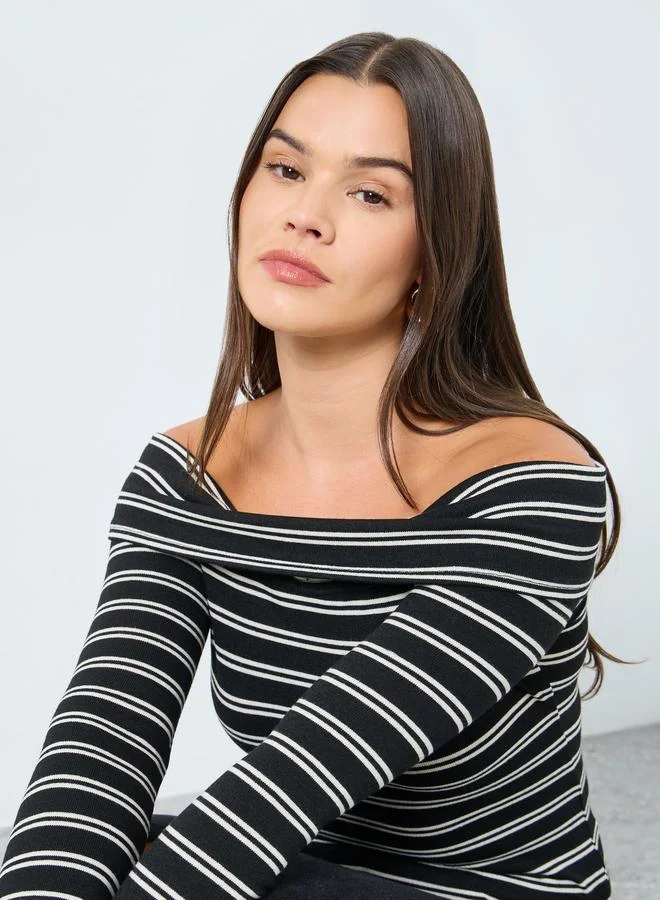 ستايلي بلوزة مخططة محبوكة بأكتاف مشكوفة