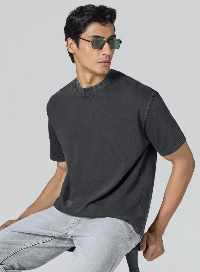 اكس واي اكس اكس تيشيرت قطني أسود مُغسول بحمض