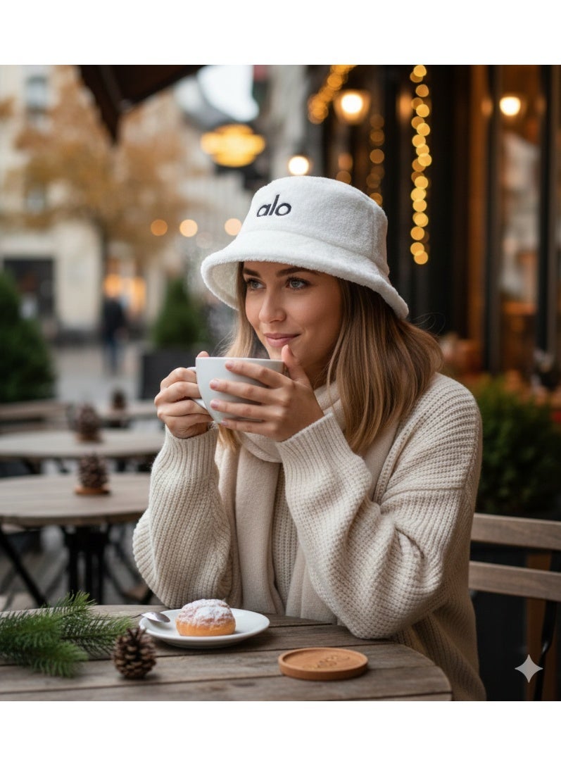 ألو قبعة بوكت شتوية فرو فاخرة بشعار Alo – خامة ناعمة ودافئة، تصميم عصري أنيق للجنسين، مثالية للشتاء والخروجات اليومية مع ستايل كاجوال مميز(أبيض) - Image 1