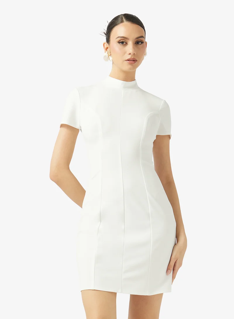 رينيه فستان قصير بياقة عالية