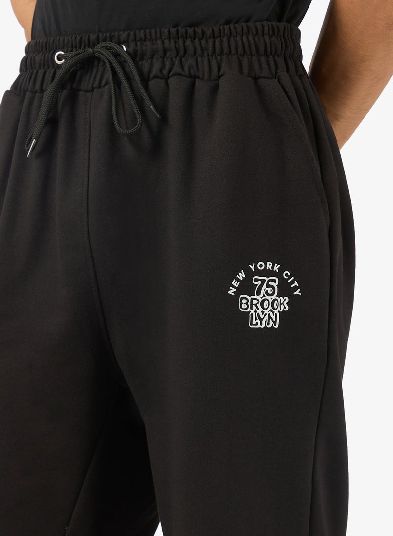 سفنتي فايف بيسيكس بنطال رياضي بطبعات جرافيك وحافة مفتوحة - Image 4