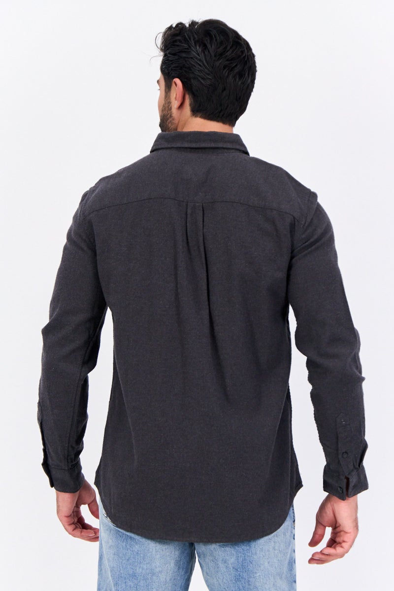 GAP قميص كاجوال للرجال بأكمام طويلة وقصة عادية، رمادي غامق - Image 4