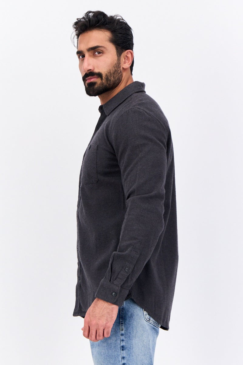 GAP قميص كاجوال للرجال بأكمام طويلة وقصة عادية، رمادي غامق - Image 3