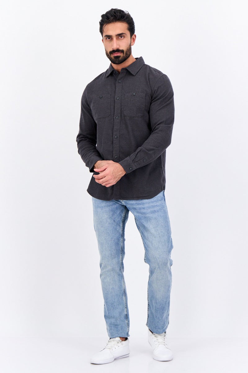 GAP قميص كاجوال للرجال بأكمام طويلة وقصة عادية، رمادي غامق - Image 2